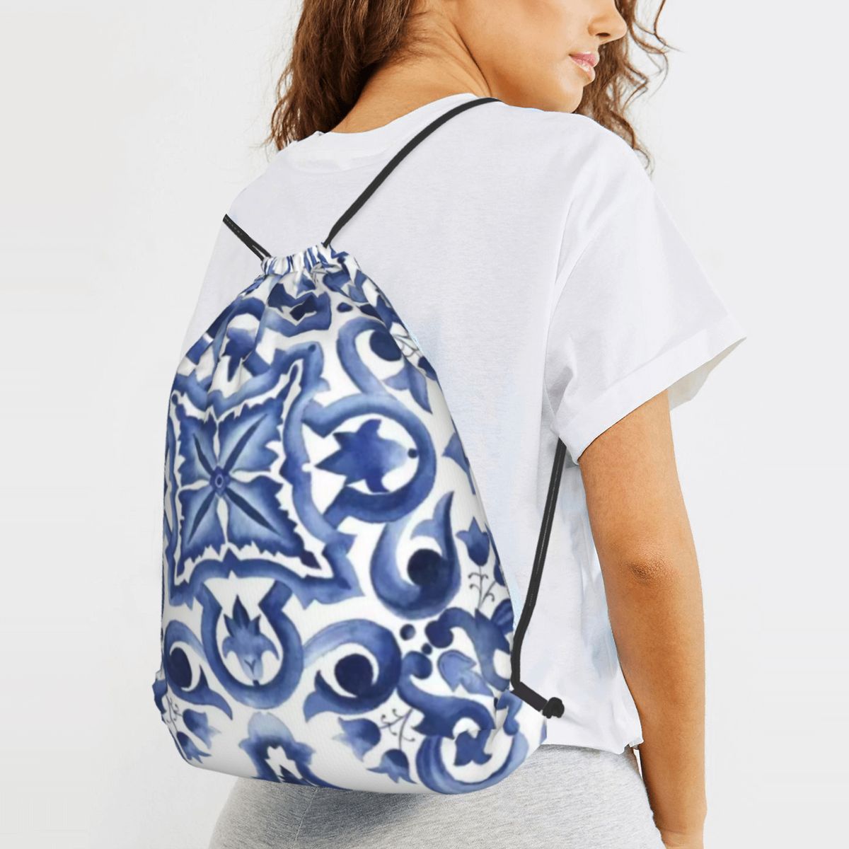 Blauwe, sierlijke, bloemrijke, - Tile Bag Drawstring recensie en prijs